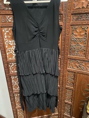 Black Sleeveless Tiered Pleated Midi Dress